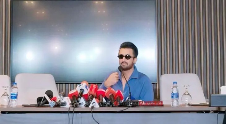 বাংলাদেশে এসে বড় ঘোষণা আতিফ আসলামের